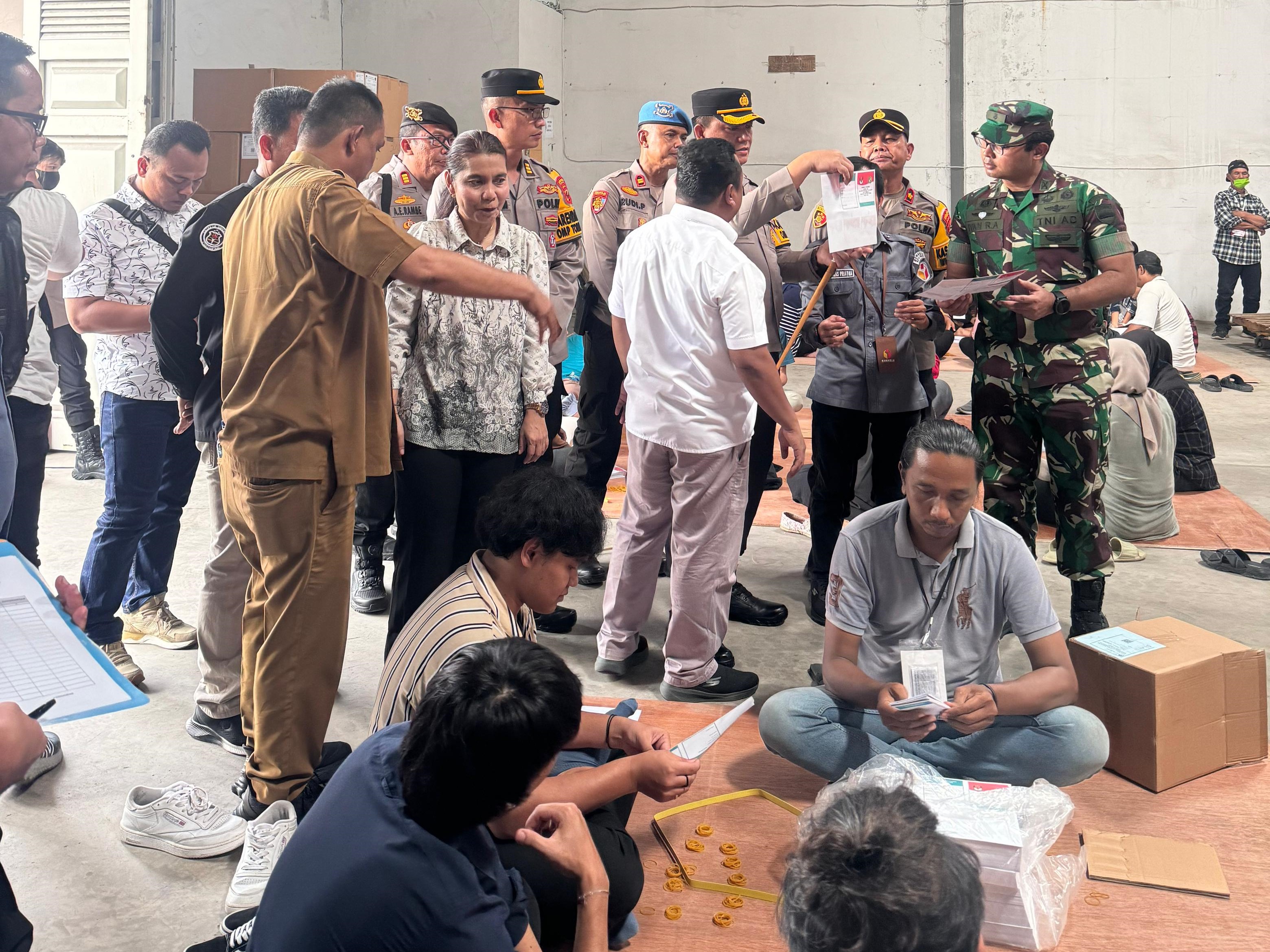 Ketua KPU Medan Tinjau Penyortiran dam Pelipatan Kertas Suara Pilwako dan Pilkada 2024